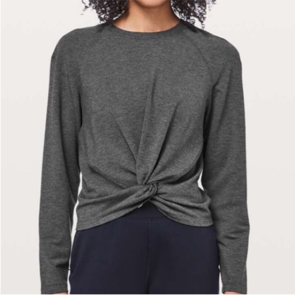 • Lululemon • Women’s Twist Front Long Sleeve Gray
No Size / Fits like a Small